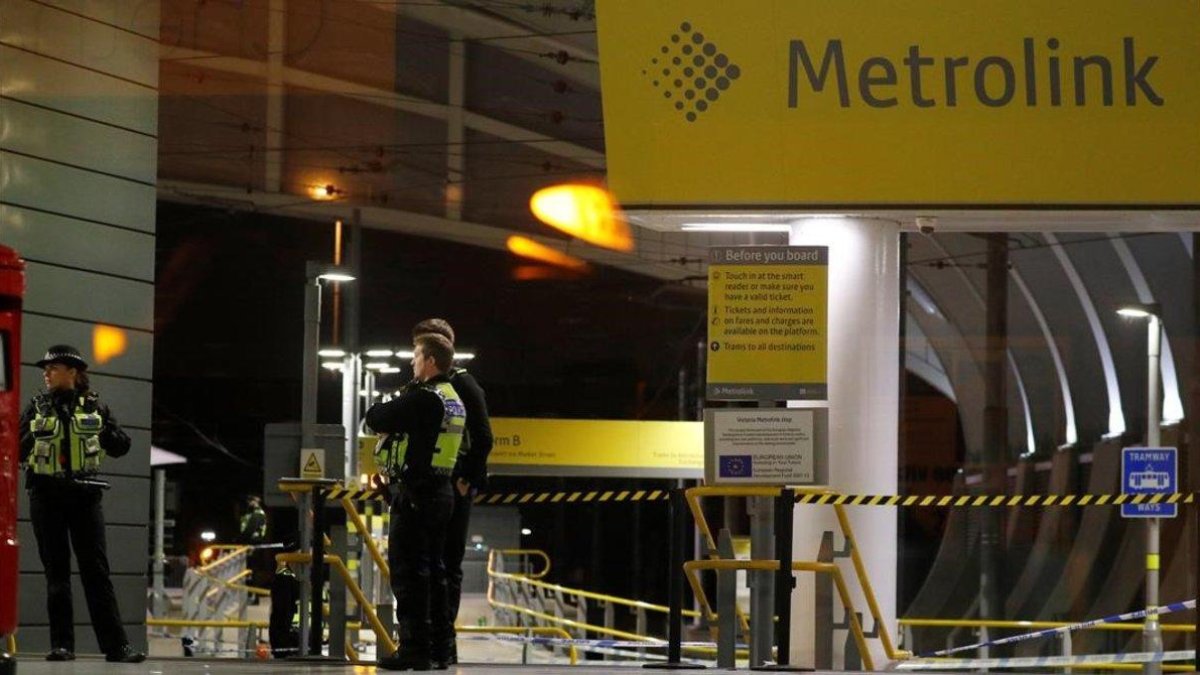 Agentes de policía en la estación Victoria de Manchester, tras el ataque.-