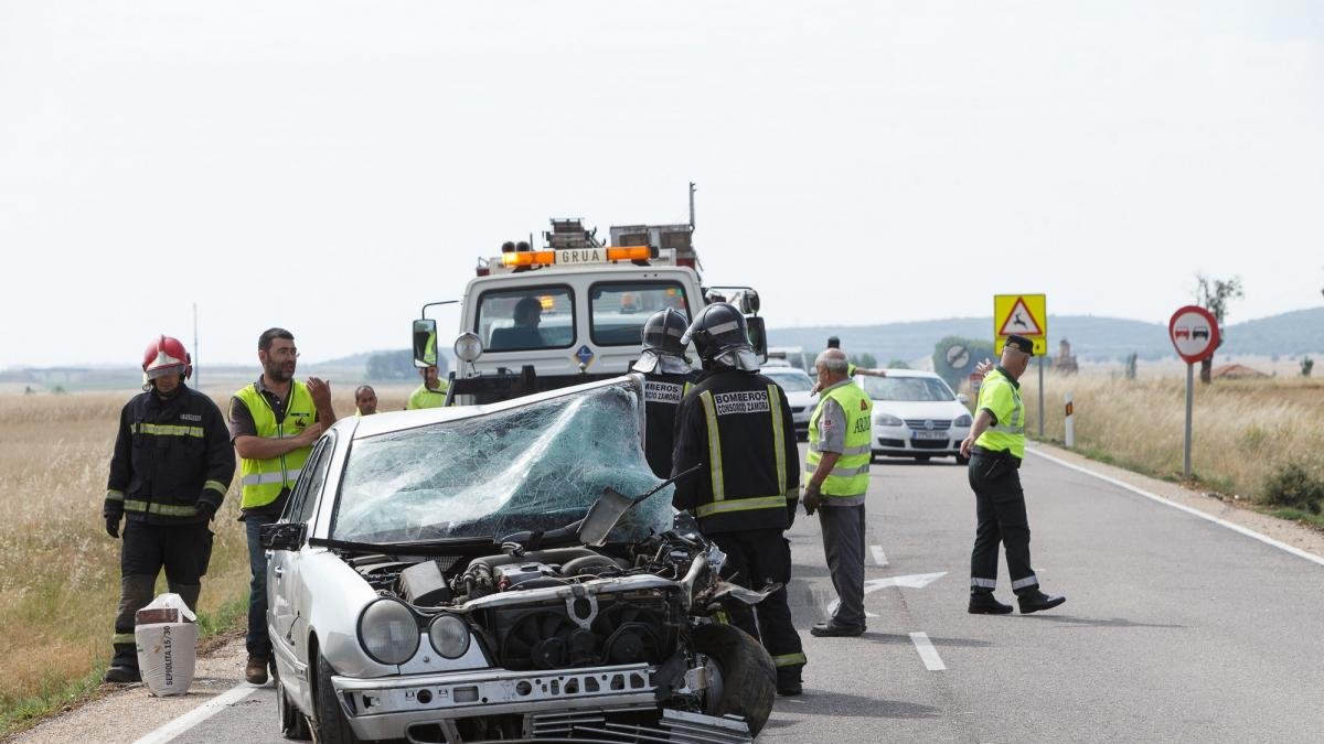 Imagen del turismo implicado en el accidente de Pozuelo de Tábara.-ICAL