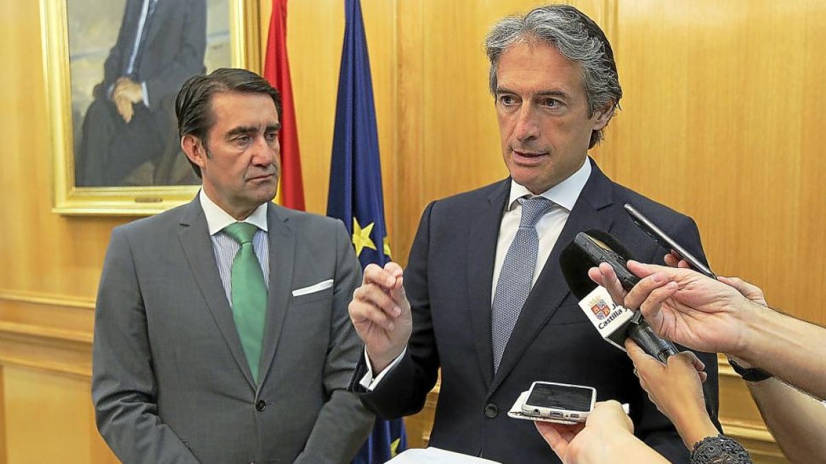 Juan Carlos Suárez-Quiñones y el ministro Íñigo de la Serna, tras la firma de la prórroga del  Plan de Vivienda.-ICAL