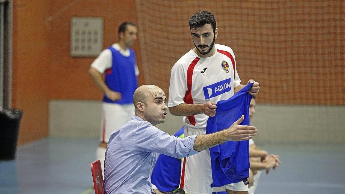 Félix Martínez habla con uno de sus jugadores.-J.C. Castillo