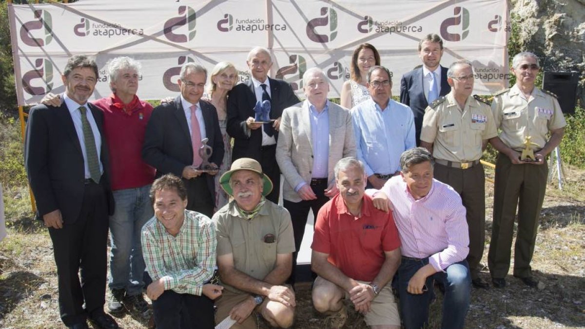 La Fundación Atapuerca hace entrega de los Premios Evolución a la Base Militar Cid Campeador y al maestro francés de la paleontología humana Prof. Henry de Lumley, así como a la profesora Marie-Antoniette de Lumley-Ical