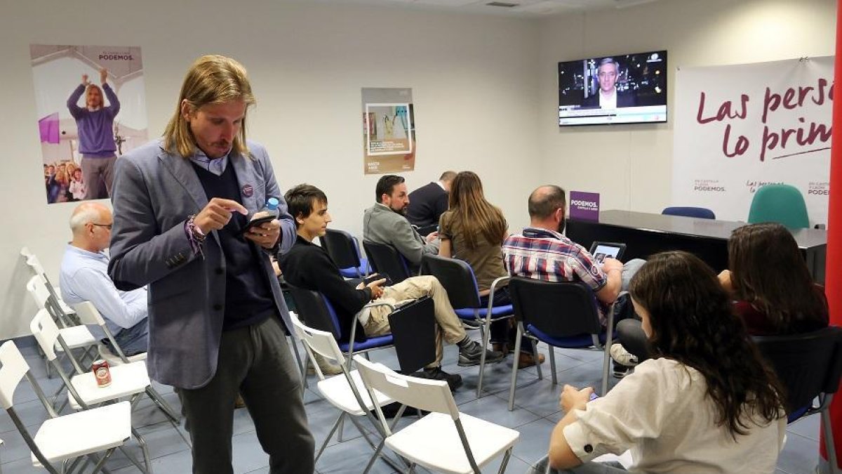 El secretario general de Podemos Castilla y León, Pablo Fernández, tras conocer el resultado de las elecciones autonómicas.-ICAL