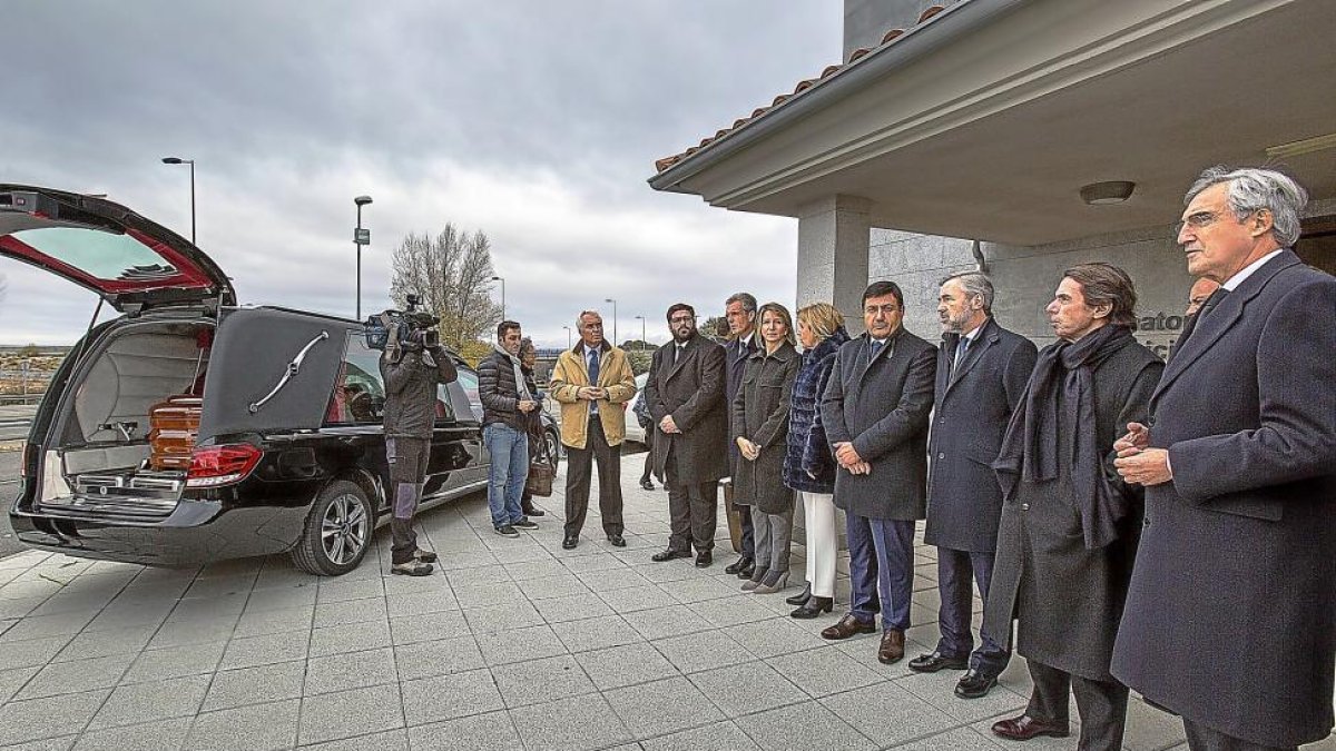 Cargos públicos del PP abulense, junto con el ex presidente Aznar y el ex ministro Acebes, reciben el féretro de Blázquez.-ICAL