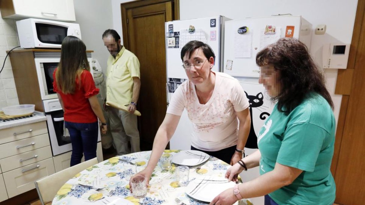 na, en el centro, pone la mesa junto a sus compañeros del piso que comparten en el centro de Valladolid.-J.M. LOSTAU