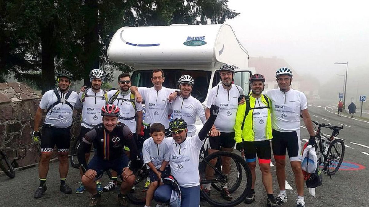 Empleados del BBVA realizan el Camino de Santiago dentro de la iniciativa 'Solidarios non stop'-ICAL