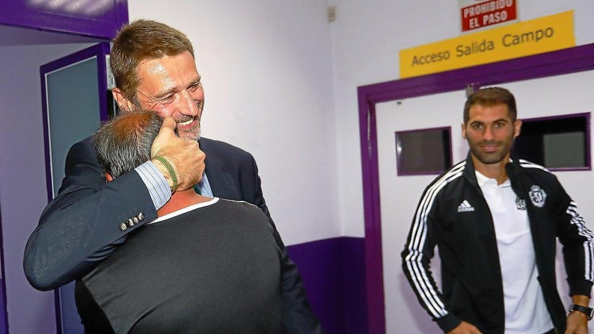 Carlos Suárez abraza a uno de los trabajadores del club en presencia del jugador Javier Moyano.-J.M. LOSTAU
