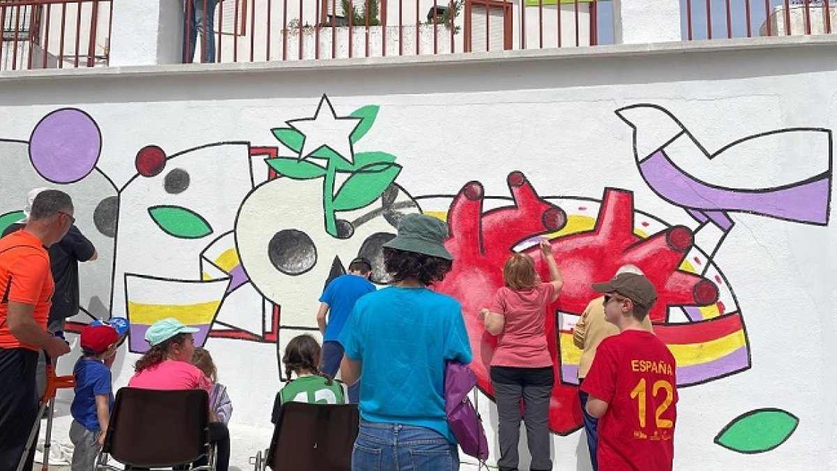 Vecinos de Castronuño colaboran en la pintura del mural de Manuel Sierra. 