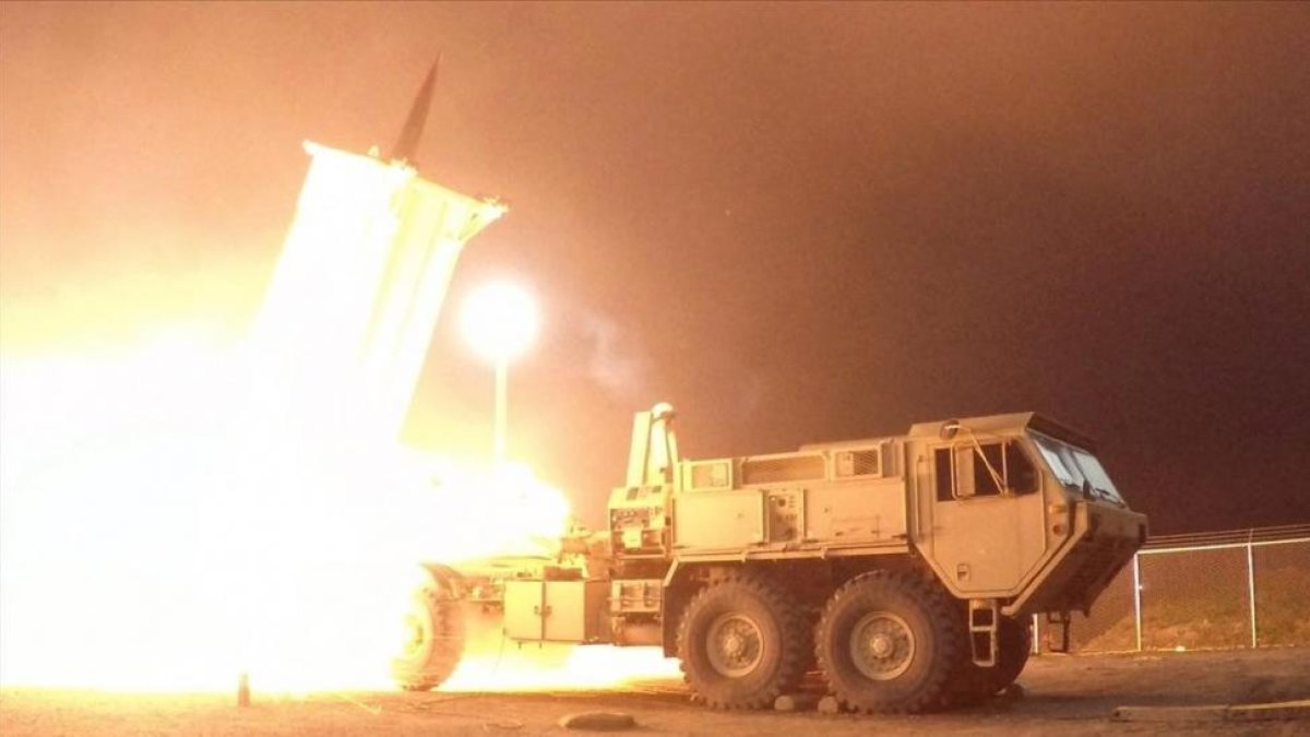Un misil interceptor del sistema THAAD lanzado desde Alaska durante una prueba del sistema, en Kodiak, el 30 de julio.-EFE / US DEFENSE MISSILE AGENCY