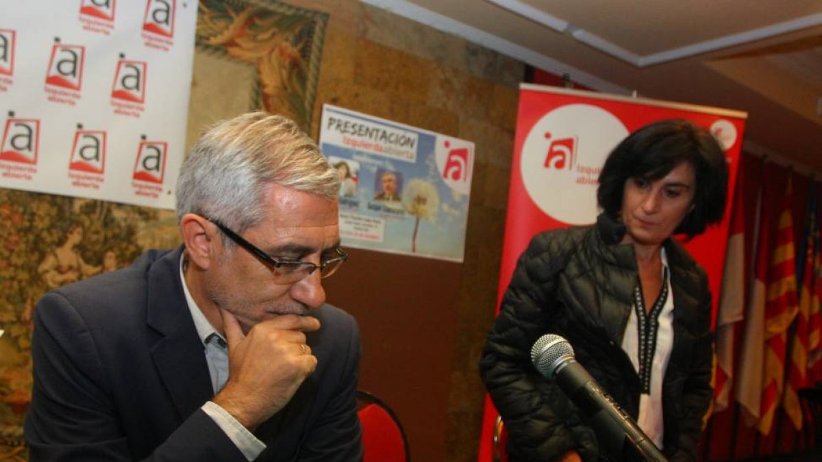 El co-portavoz de Izquierda Abierta Federal y diputado en el Congreso, Gaspar Llamazares, junto a la portavoz en el Bierzo, Adelina Rodríguez, durante la presentación de Izquierda Abierta de Castilla y León en Ponferrada-Ical