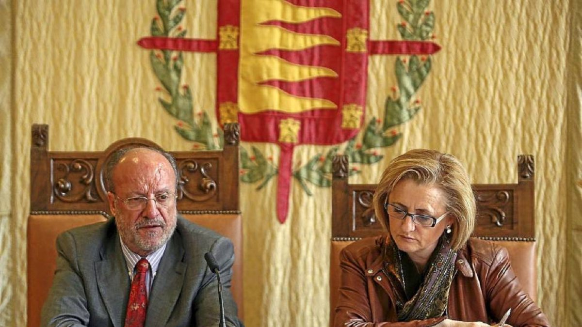 Javier León de la Riva y Rosa Isabel Hernández en su comparecencia en el Ayuntamiento de Valladolid-Ical