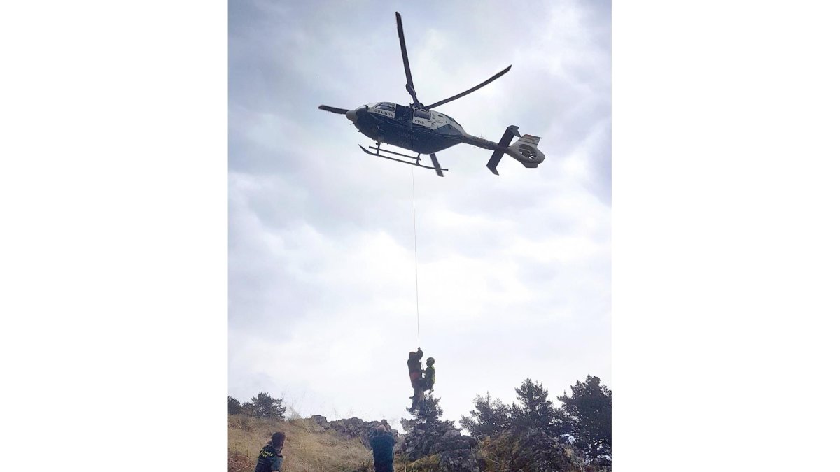 Agentes de la Guardia Civil rescatan en helicóptero una persona de 75 años en el Monte de Peguerinos.-ICAL