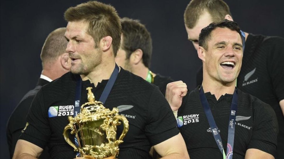 Dan Carter (derecha) junto al capitán Richie McCaw en 2015-MARTIN BUREAU