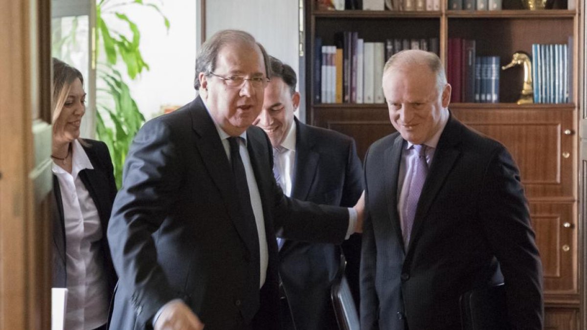 Juan Vicente Herrera, se reúne con el presidente de Ornua Ingredientes España SLU, Kevin Lane.-ICAL