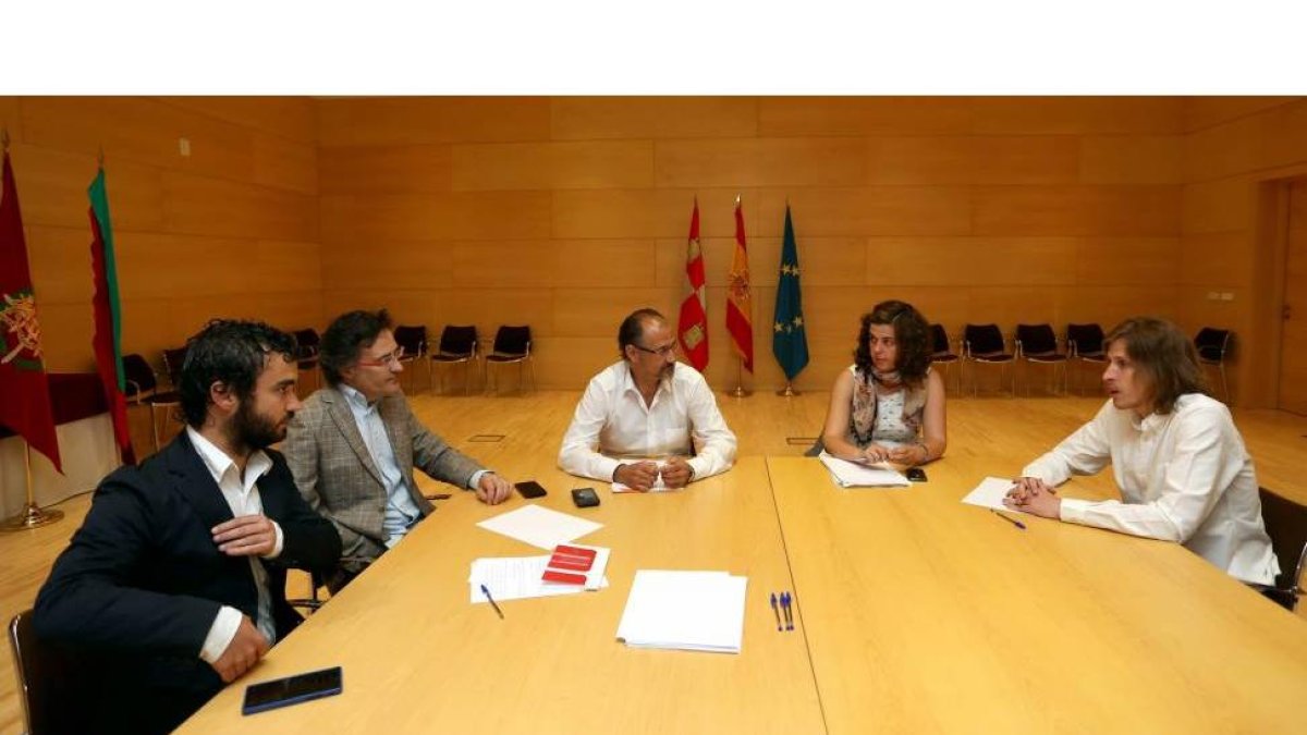 El secretario general de Podemos Castilla y León, Pablo Fernández (D), junto con miembros de la ejecutiva autonómica se reúne con el secretario general del Ciudadanos, Luis Fuentes (3I), y miembros de su ejecutiva en Valladolid-Ical