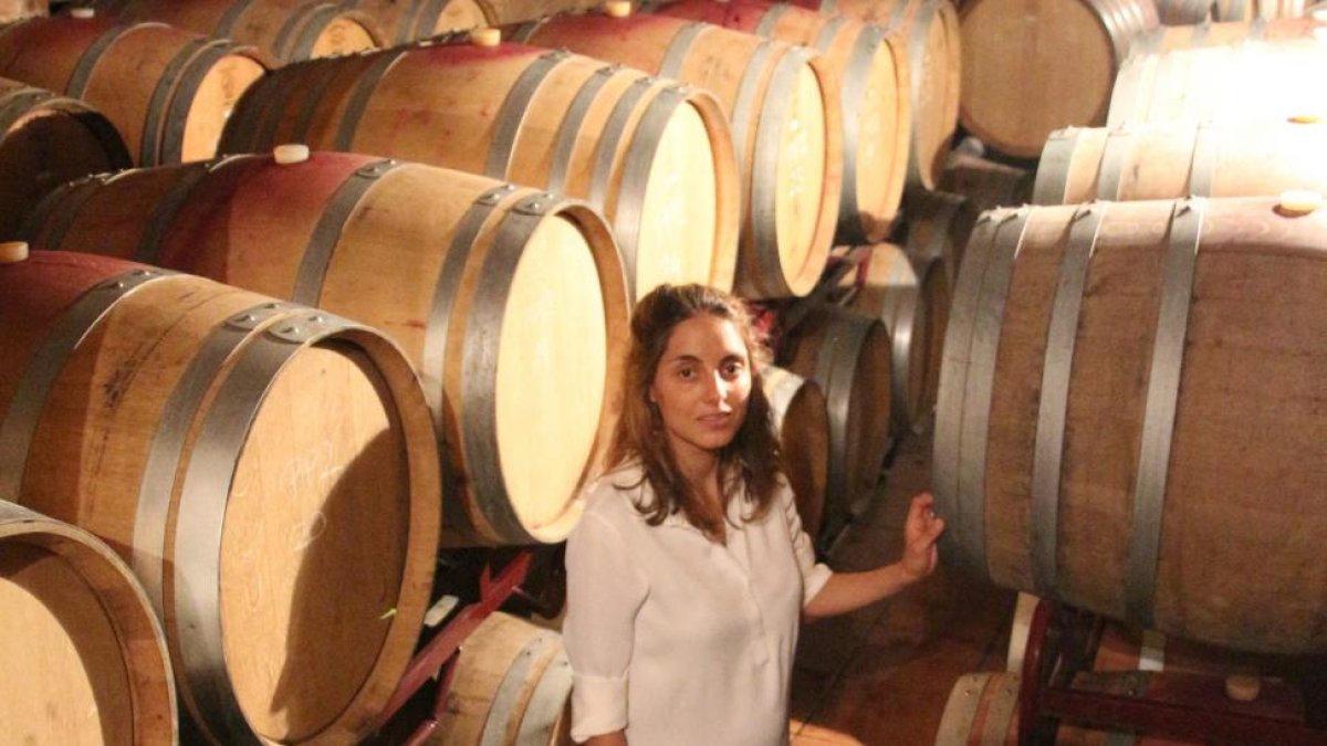 Martina Prieto entre las barricas de la nave subterránea de la bodega en bodega de La Seca-M.T.