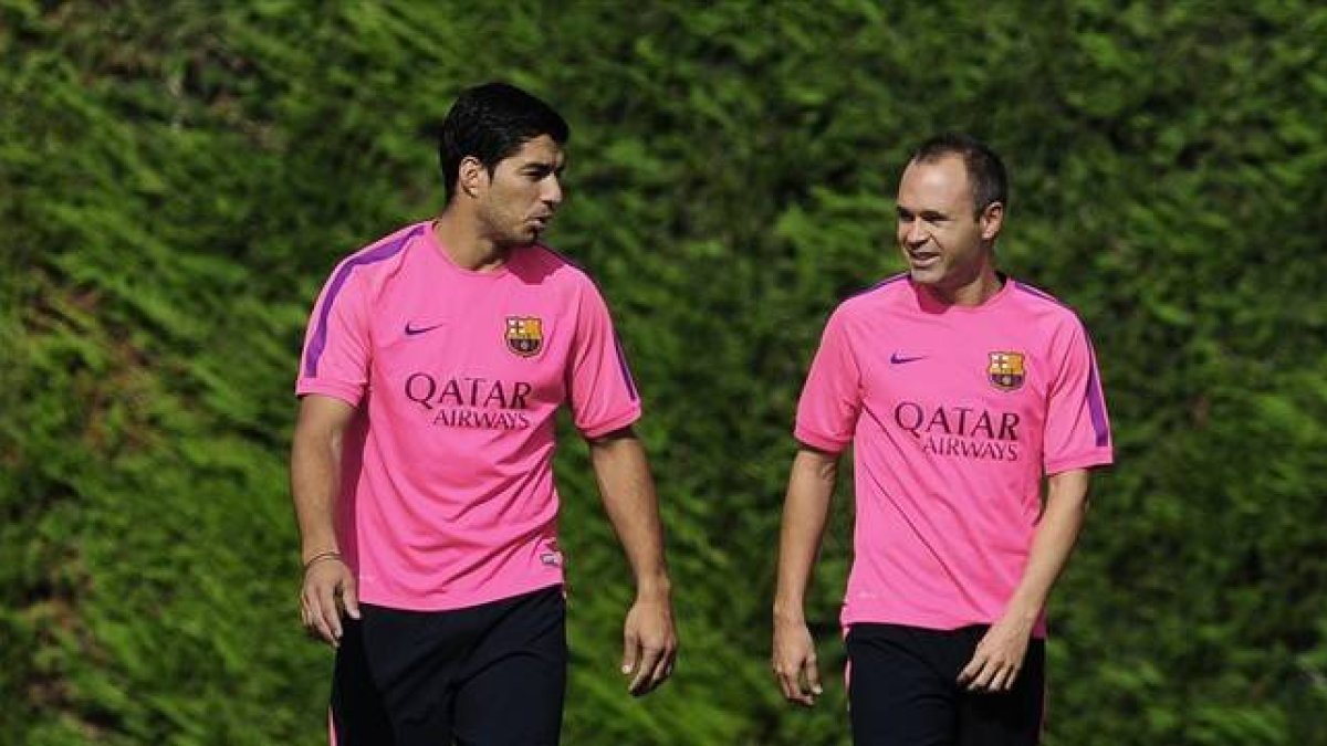 Luis Suárez e Iniesta en un entrenamiento en la ciudad deportiva del Barça.-Foto: AFP / MANU FERNÁNDEZ