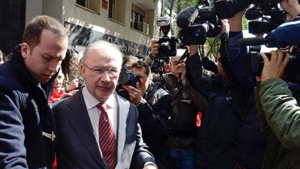 Rodrigo Rato abandona su despacho rodeado decenas de periodistas-El Mundo