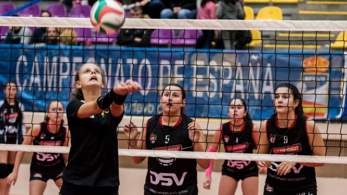 Las jugadoras del Sant Cugat esperan que el balón pase a su campo tras el toque de la rival.-PABLO REQUEJO