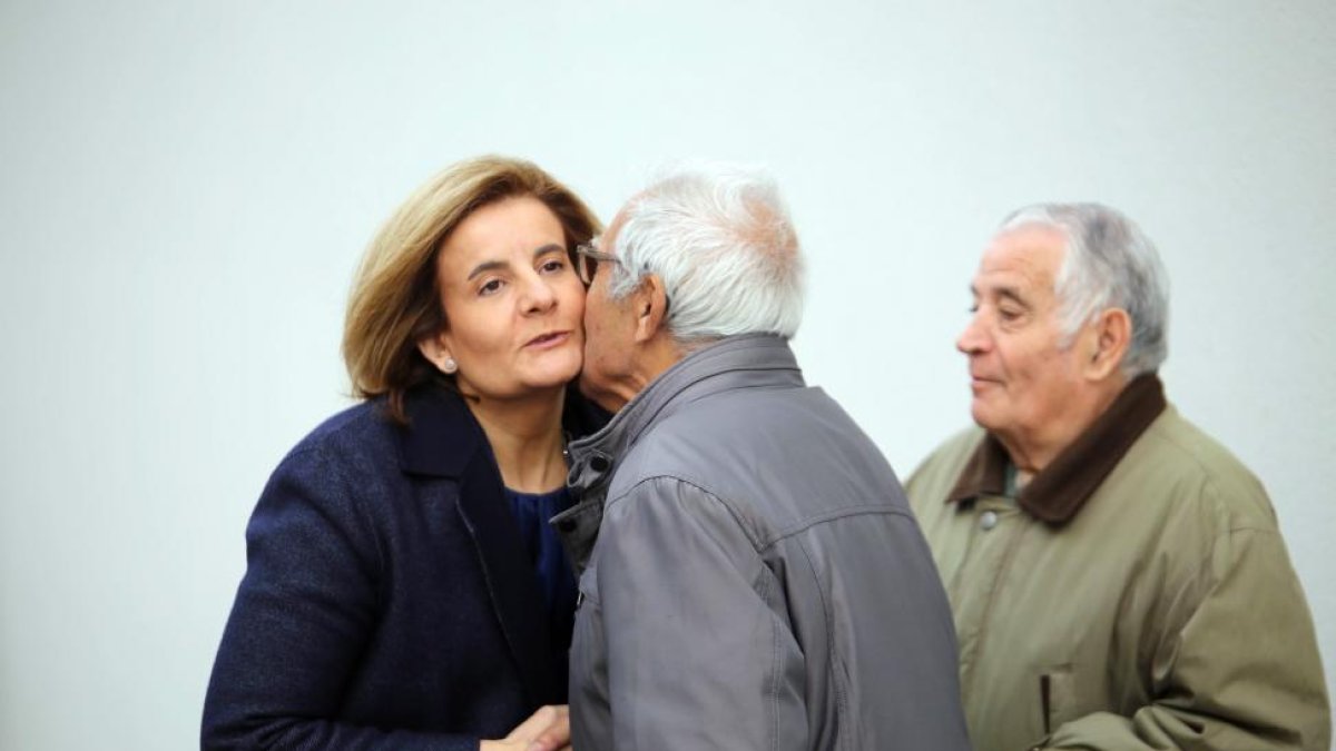 La ministra de Empleo, Fátima Bañez, visita el centro de personas mayores Zona Sur.-ICAL