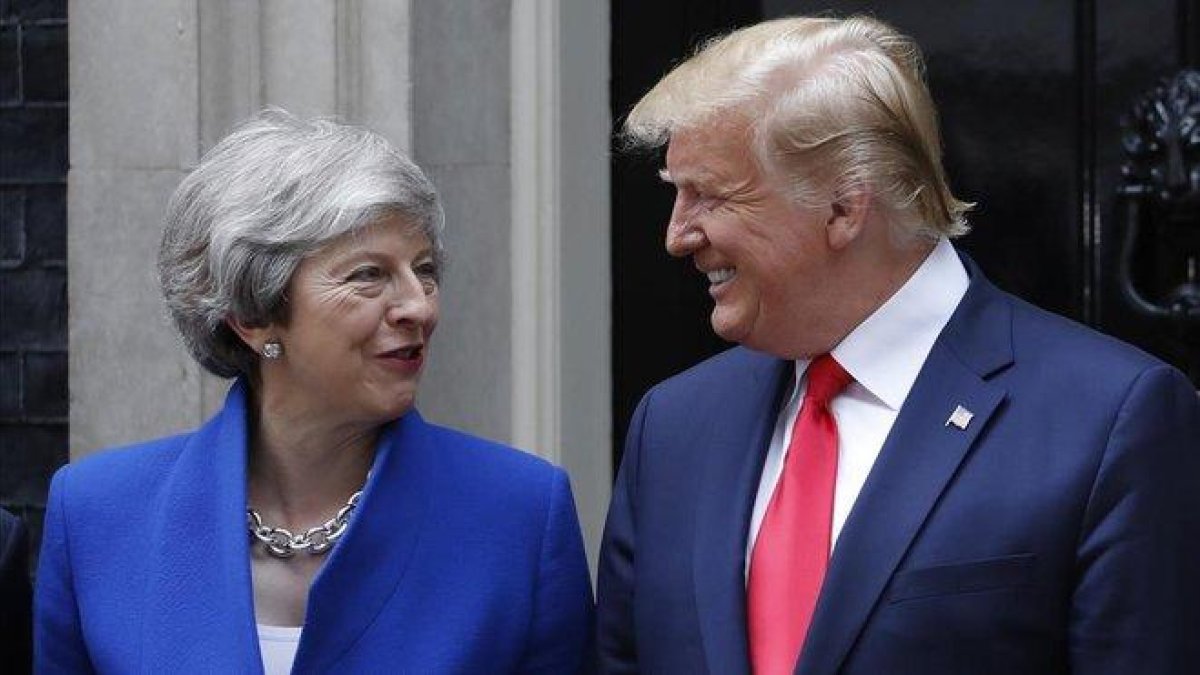 Donald Trump, presidente de Estados Unidos, y la primera ministra británica, Theresa May, durante su encuentro este martes en Downing Street.-ALASTAIR GRANT (AP)