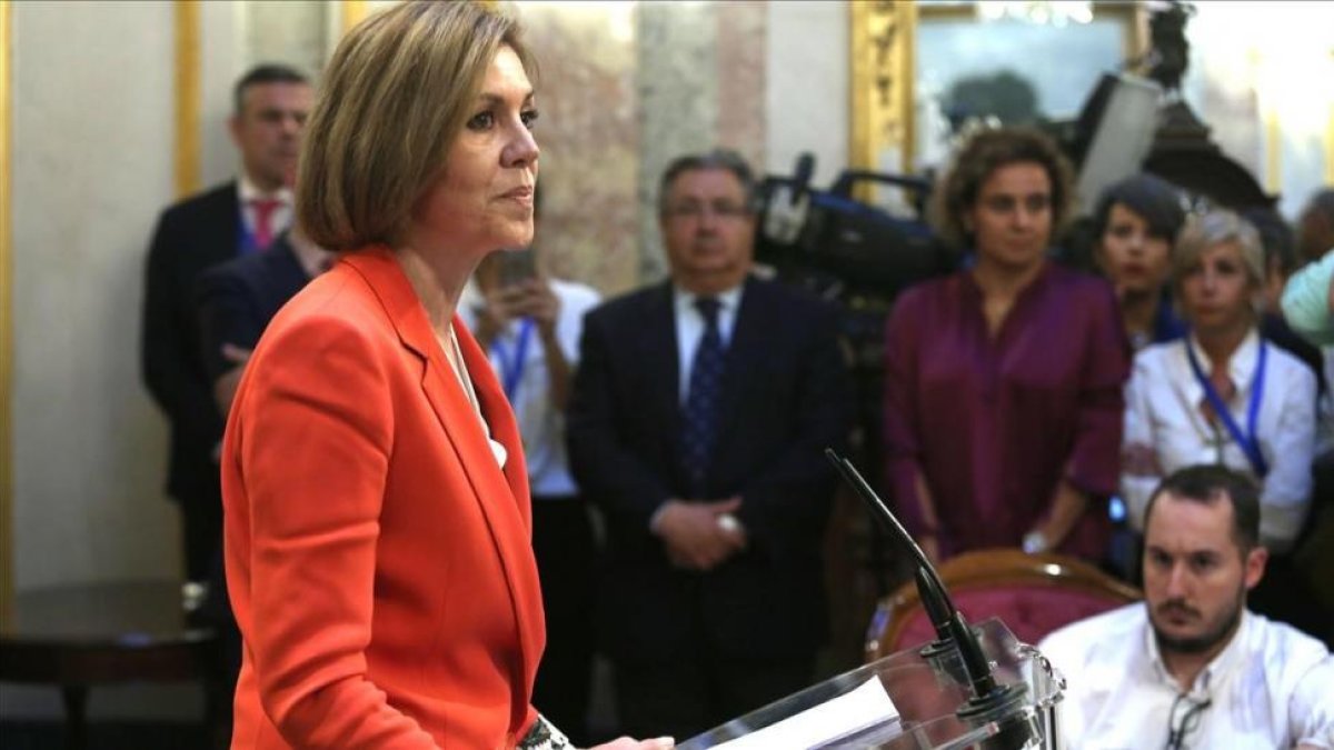 María Dolores de Cospedal, durante la rueda de prensa que dio el 31 de mayo en el Congreso para descartar que Mariano Rajoy fuera a dimitir para boicotear la moción de censura.-DAVID CASTRO
