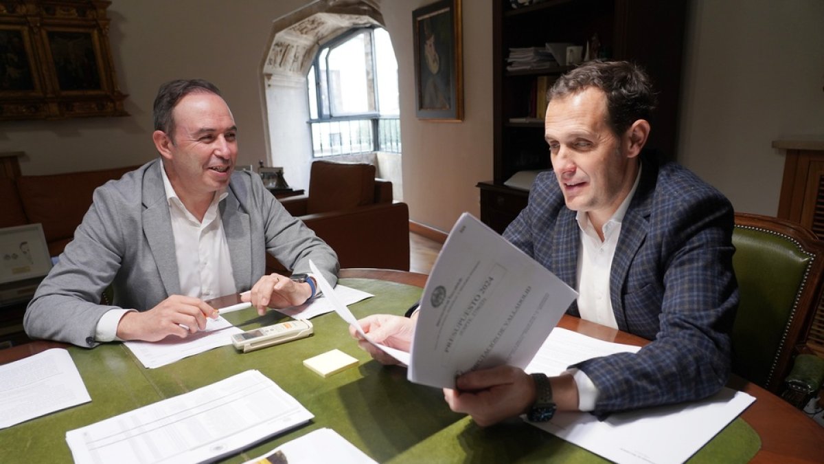 El diputado Víctor Alonso y el presidente de la Diputación Conrado Íscar. / E. M.