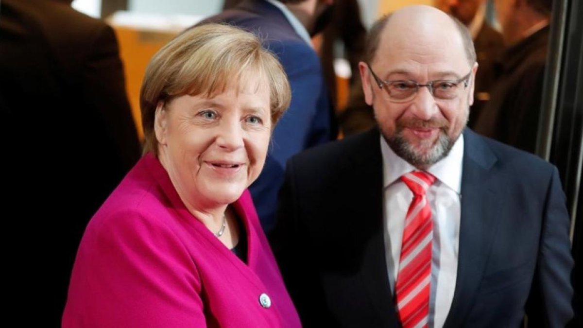 La cancillera Angela Merkel y el líder socialdemócrata Martin Schulz, antes de empezar las conversaciones para formar Gobierno, en Berlín.-REUTERS