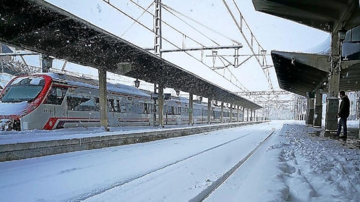 Aspecto que presentaba ayer por la tarde la estación de ferrocarril de Ávila.-E.M.