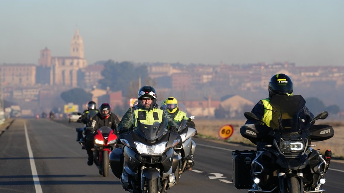 Varios moteros se marchan de Motauros tras acabar la concentración. / LOSTAU
