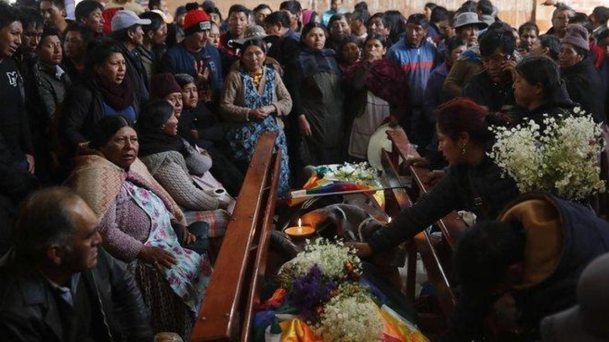 Duelo por algunos de los últimos fallecidos durante las protestas.-AP / NATACHA PISARENKO