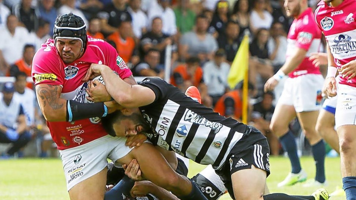Jody Allen lucha por el mantener el oval a pesar del intento de placaje de Gonzalo Núñez.-J.M. LOSTAU