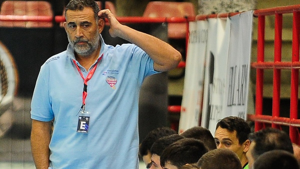 Pisonero mira a su banquillo en Torrelavega. / EL MUNDO