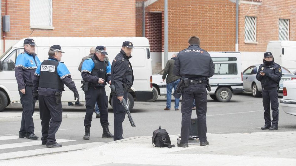 Efectivos policiales durante la investigación posterior al tiroteo en en la calle Alfredo Abella (Ávila).-ICAL