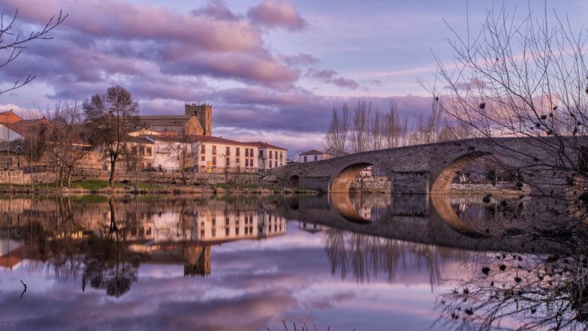 Vista de El Barco de Ávila y el puente de origen románico sobre el río Tormes.-L. P.