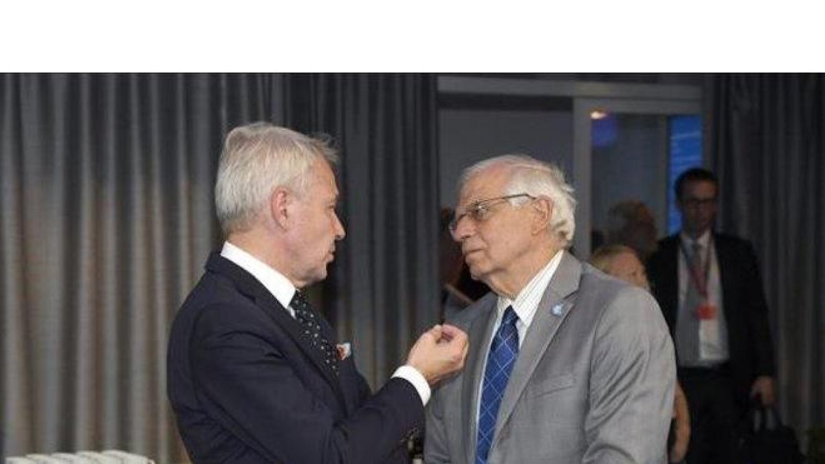 El ministro de Exteriores finlandés, Pekka Haavisto, conversa con su homólogo español, Josep Borrell, en Helsinki.-MARKKU ULANDER (AFP)