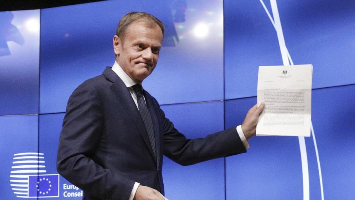 El presidente del Consejo Europeo, Donald Tusk, muestra la carta del Gobierno británico.-OLIVIER MATTHYS