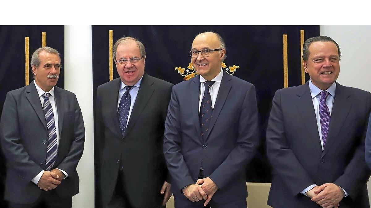 Juan Vicente Herrera, junto a los presidente del Consultivo y de Cuentas y el presidente en funciones de las Cortes, Ramiro Ruiz Medrano.-ICAL