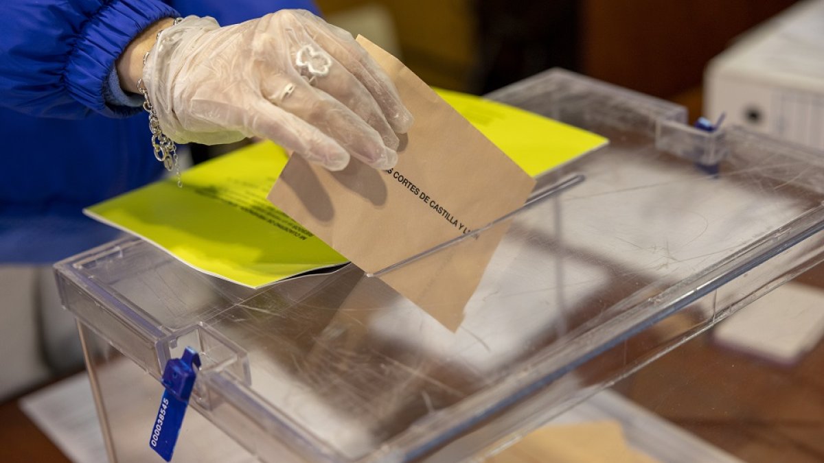 Medidas de protección contra el Covid durante las votaciones a las Cortes de Castilla y León. -ICAL