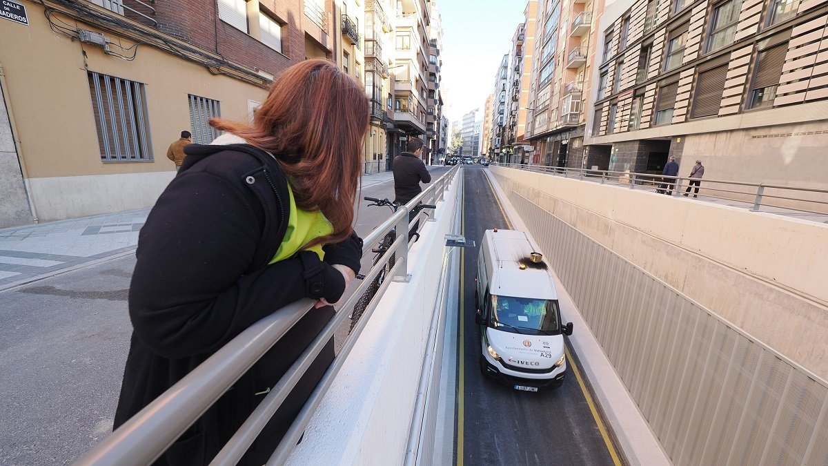 Curiosos se asoman al túnel.- PHOTOGENIC