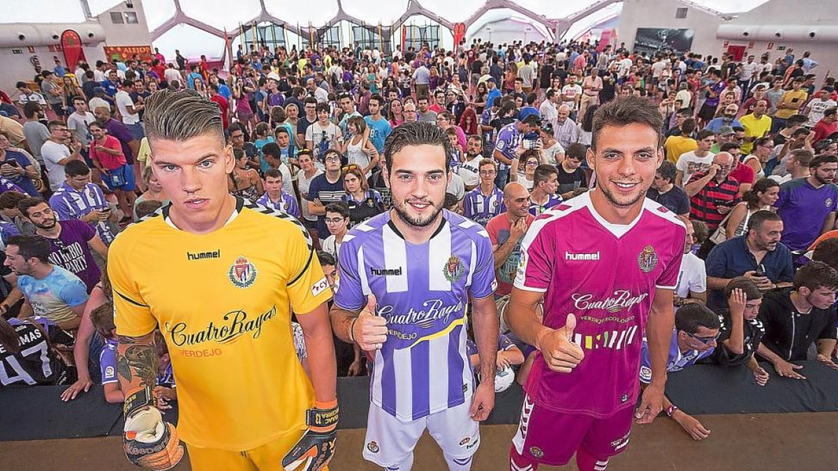Becerra, Jose y Óscar Plano con las camisetas de portero, primera y segunda equipación respectivamente.-MIGUEL ÁNGEL SANTOS