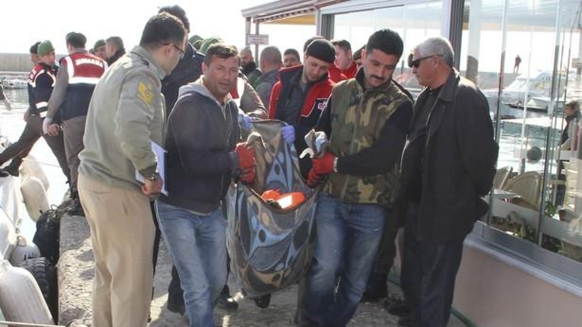 Traslado de uno de los cadáveres de los refugiados ahogados en los naufragios ante la costa turca.-