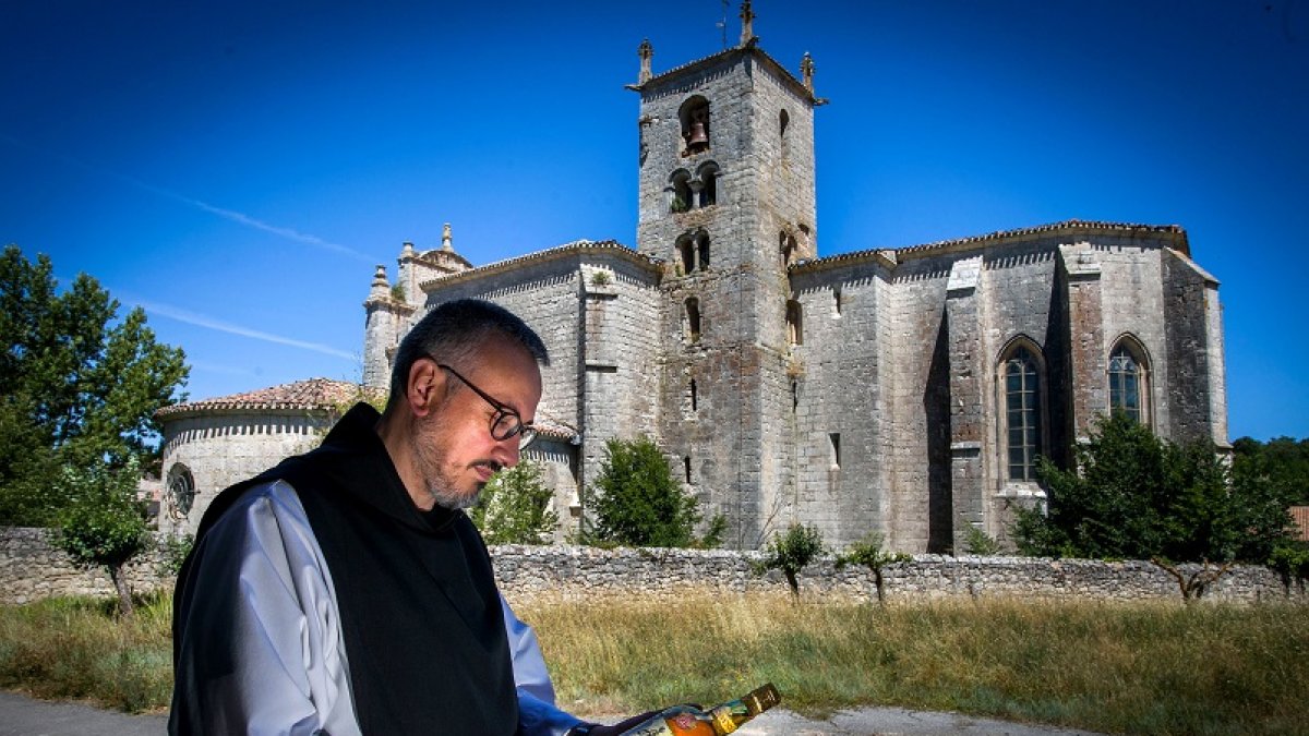 --------TOMÁS ALONSO--------
Licor Tizona en el Monasterio San Pedro de Cardeña con fray Jose Luis