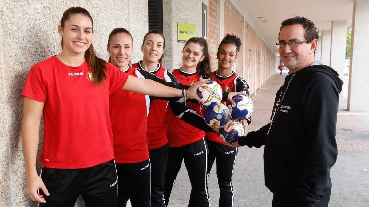 Las seleccionadas Cesáreo, O’Mullony, Sanz, Cuadrado y Bolling, junto al ‘maestro’ Miguel Ángel Peñas.-J. M. LOSTAU