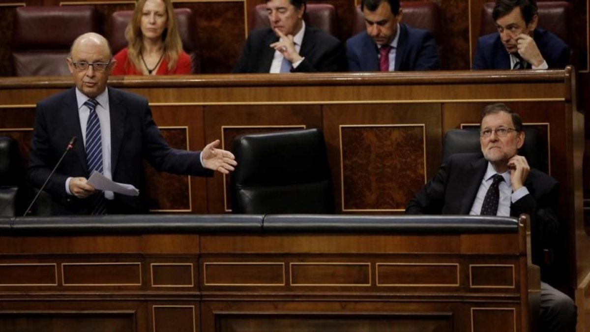 Cristóbal Montoro, en el banco azul del Congreso de los Diputados, junto a Mariano Rajoy.-