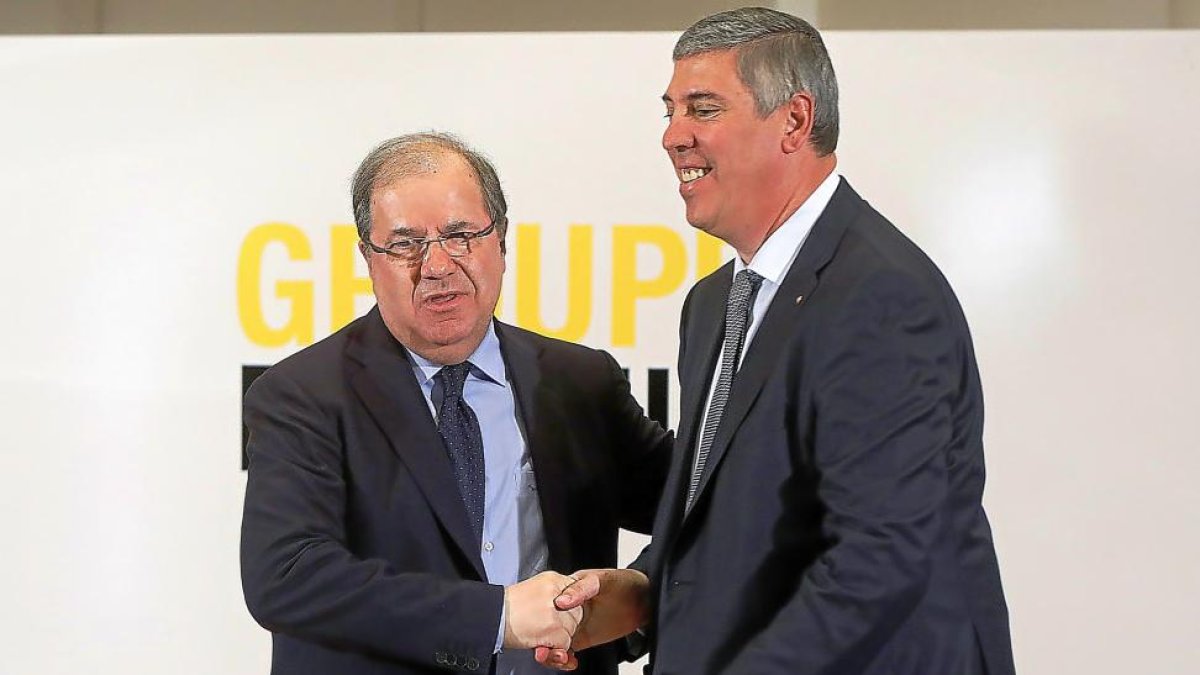 Juan Vicente Herrera saluda a José Vicente de los Mozos tras anunciar los nuevos planes el presidente de Renault.-J.M. LOSTAU