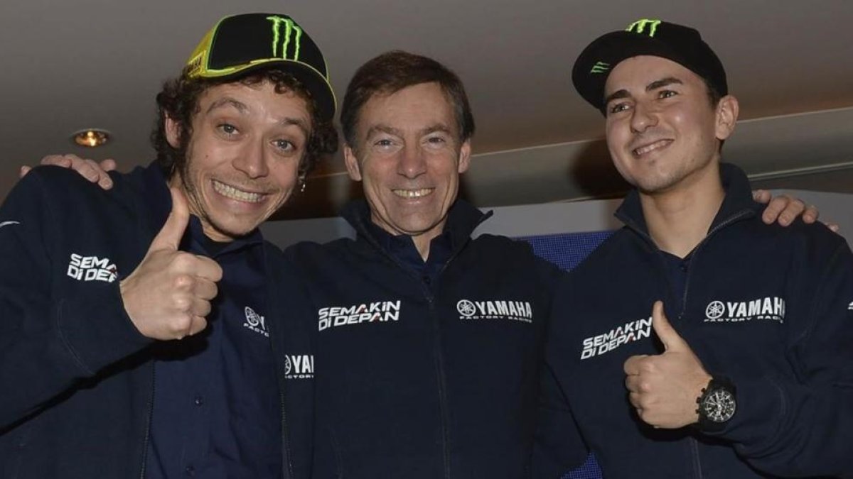 Lin Jarvis, entre Valentino Rossi y Jorge Lorenzo.-YAMAHA MEDIA