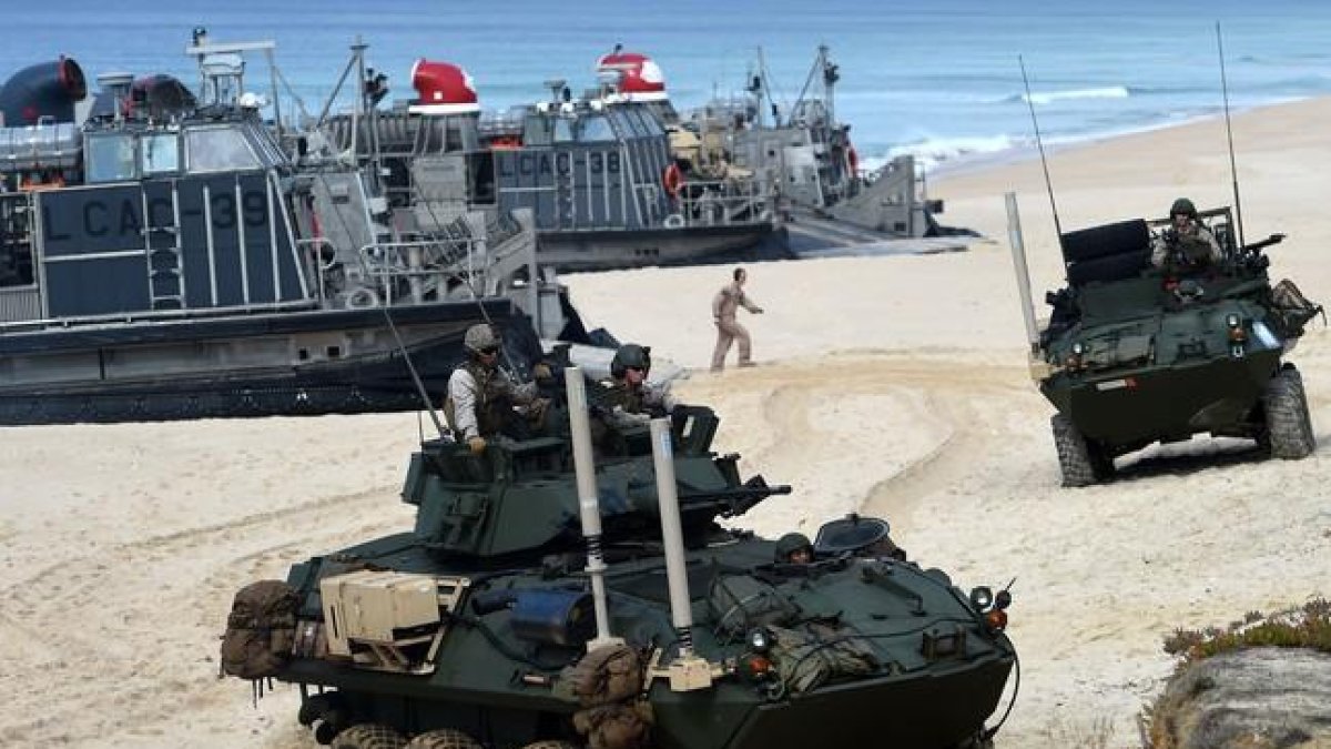 Desembarco de marines de EEUU en la playa de Pinheiro, al sur de Lisboa.-AFP / FRANCISCO LEONG