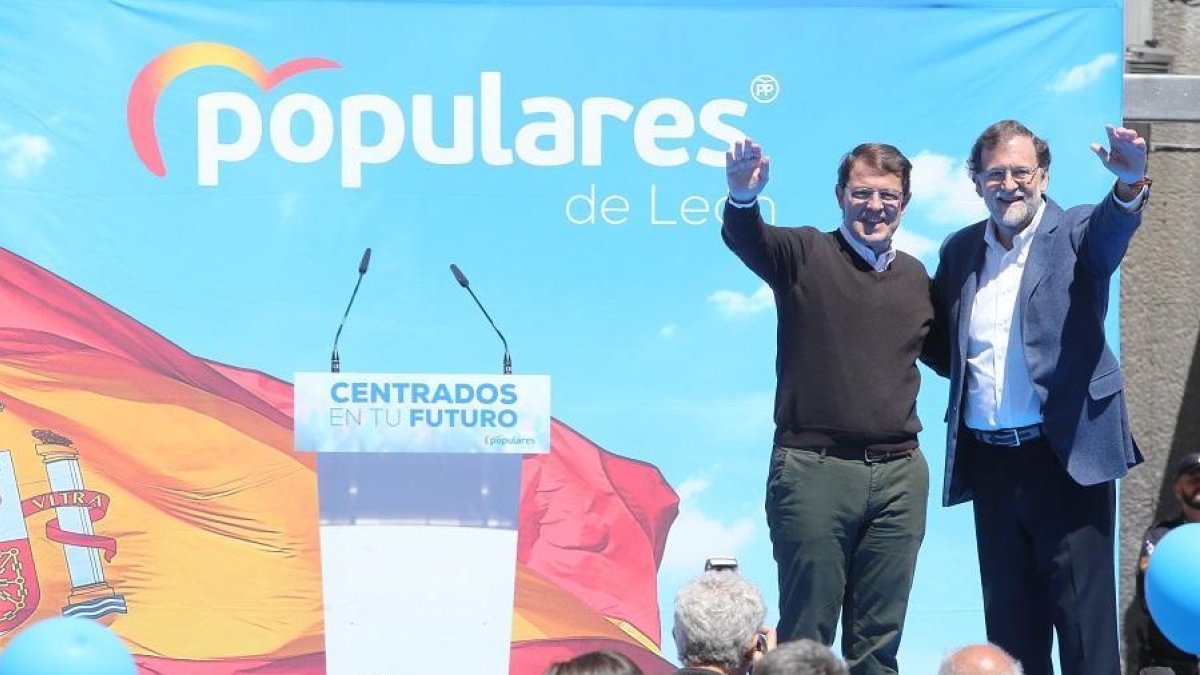 El candidato del PP a la Presidencia de la Junta, Alfonso Fernández Mañueco, y el expresidente del Gobierno Mariano Rajoy-ICAL
