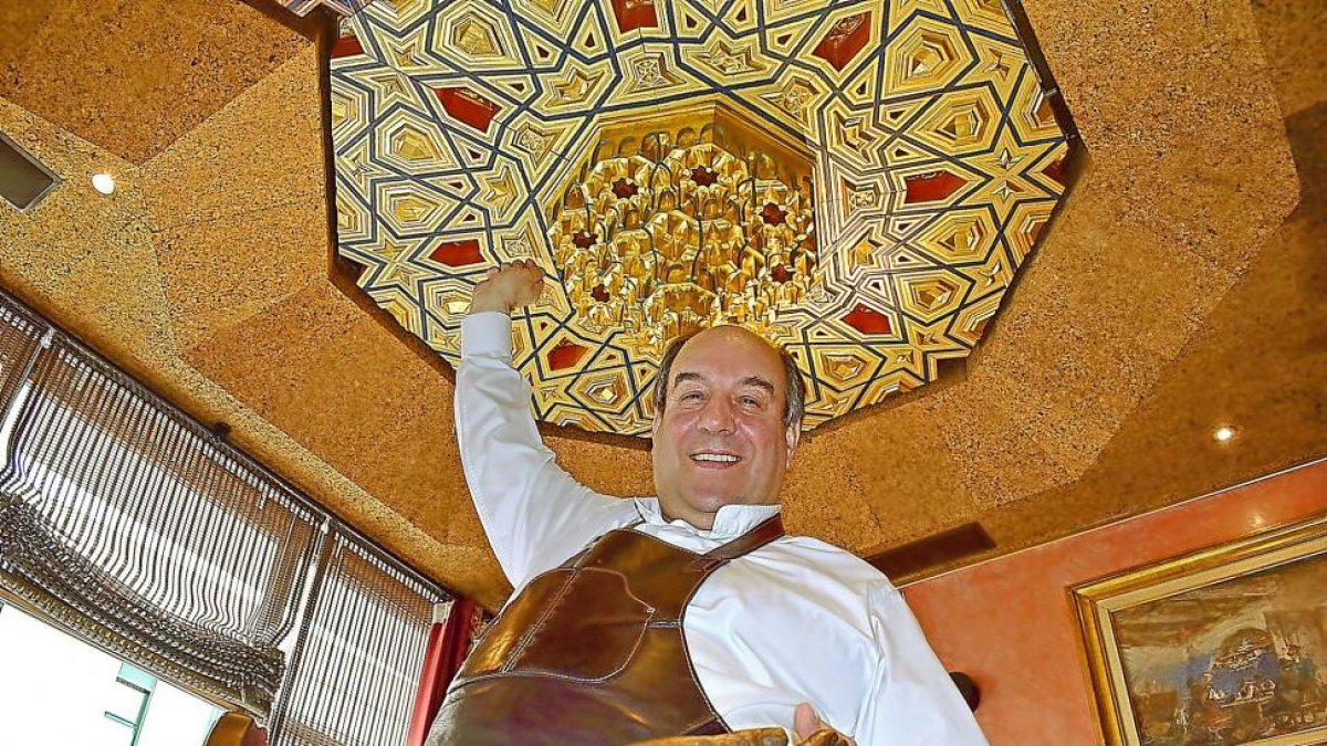 Jeremías de Lozar, a punto de lanzar un puñado de sal a la carne.-ARGICOMUNICACIÓN