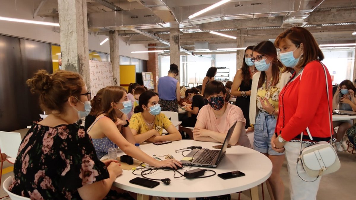 El Espacio Joven Norte de Valladolid acoge el primer Bootcamp del proyecto internacional 'GIRLS IN STEM'. - E.M.